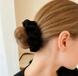 gumka-do-wlosow-satynowa-scrunchies-czarna-elastyczna