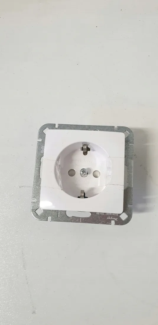 gniazdo-elektryczne-scienne-kopp-250v-16a-biale
