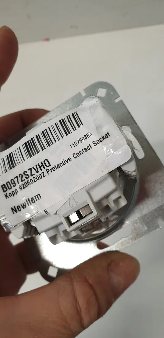 gniazdo-elektryczne-scienne-kopp-250v-16a-biale-stan-powystawowy