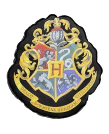 poduszka-harry-potter-herb-hogwartu-czarna-37x32x5-cm-produkt-licencjono