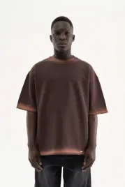 meski-t-shirt-oversize-z-nitami-i-haftem-machinist-ciemny-braz-s