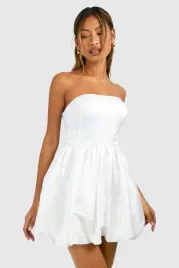 hc65106-boohoo-biala-rozkloszowana-sukienka-mini-odkryte-ramiona-20-l