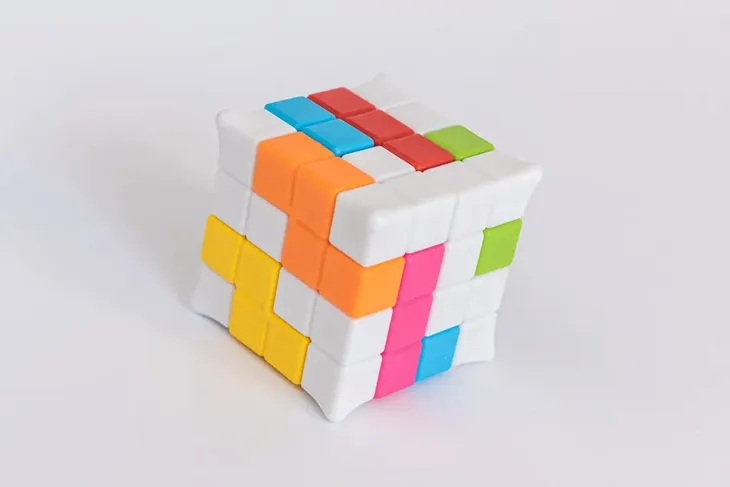 smart-games-plug-and-play-puzzler-waga-z-opakowaniem-0-15-kg