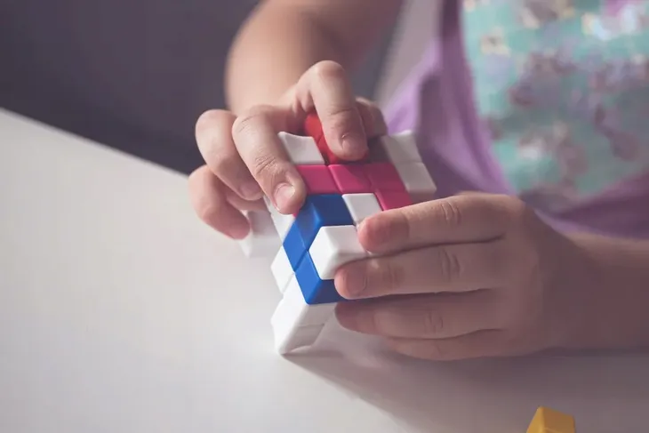 smart-games-plug-and-play-puzzler-gift-box-minimalna-liczba-graczy-1