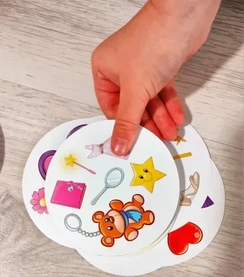 alexander-ale-pary-slodziaki-material-karton-plastik