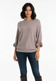 sweter-damski-nietoperzowy-z-falbankami-przy-rekawach-3-4-i-dekoltem-lodka