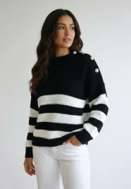 gruby-cieply-sweter-damski-w-czarno-biale-pasy-z-ozdobnymi-guzikami-na-rami