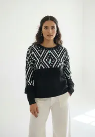 damski-sweter-boho-z-fredzlami-i-geometrycznym-wzorem-dekolt-okragly-dlug