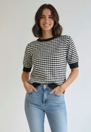 damski-sweter-z-krotkim-rekawem-w-pepitke-z-okraglym-dekoltem-regular-fit