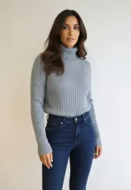 damski-sweter-z-golfem-prazkowany-regular-fit-na-jesien-i-zime-figl-m1267