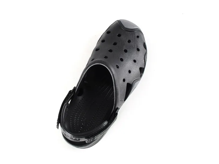crocs-swiftwater-mesh-deck-sandal-black-435-zapiecie-sprzaczka