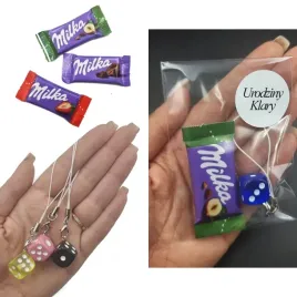 upominek-dla-dzieci-brelok-kostka-do-gry-milka-urodziny-bs003215