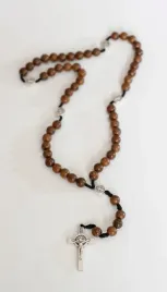 rozaniec-sw-benedykta-z-drewna-wenge-na-sznurku-etui