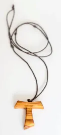 krzyzyk-tau-z-drewna-oliwnego-na-sznurku-35-x-4-cm