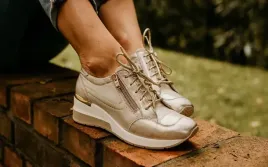 skorzane-lekkie-adidasy-z-suwakiem-zlote-m37