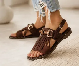 brazowe-sandaly-damskie-z-fredzlami-i-zlota-klamra-styl-boho-38
