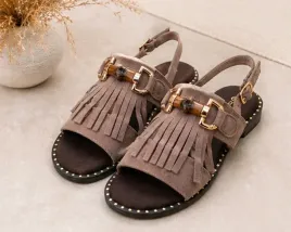 bezowe-sandaly-damskie-z-fredzlami-i-zlota-klamra-styl-boho-41