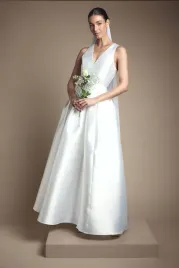biala-suknia-slubna-plus-size-z-kokarda-w-talii-i-kieszeniami-coast-46