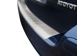 nakladka-na-zderzak-toyota-avensis-ii-combi-listwa