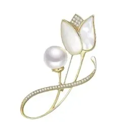 elegancka-broszka-kolor-zloty-ozdoba-do-ubran-tulipan-z-perla-cyrkonie