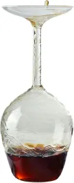 kieliszek-do-wina-do-gory-nogami-unikalna-szklanka-prezent