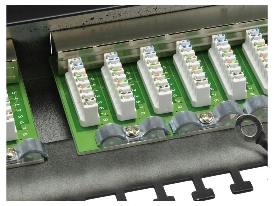 neku-patchpanel-kat-5e-19-24p-ftp-z-polka-1u