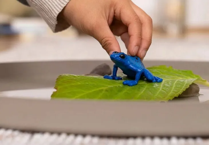 schleich-14864-zaba-niebieska-material-plastik