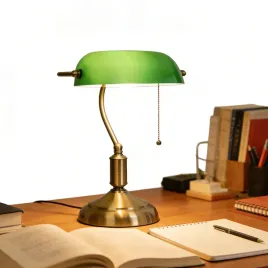 elegancka-lampa-bankierska-na-biurko-zielona-zlota-retro-prezent-stylowa