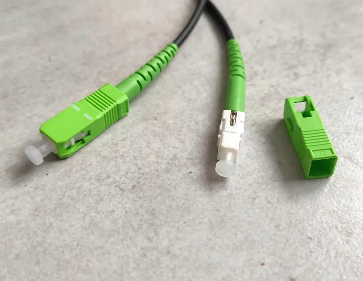 patchcord-swiatlowod-sc-apc-simplex-sm-drop-220m-stan-nowy