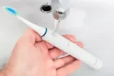 szczoteczka-soniczna-elektryczna-do-zebow-eldom-2-koncowki-wodoodporna-stan-nowy