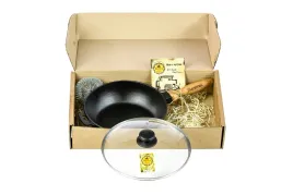 patelnia-zeliwna-z-pokrywka-i-drewniana-raczka-26-cm