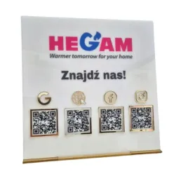 tabliczka-z-kodami-qr-social-media-logo-dla-firm-plexi-biala-4-kody-qr
