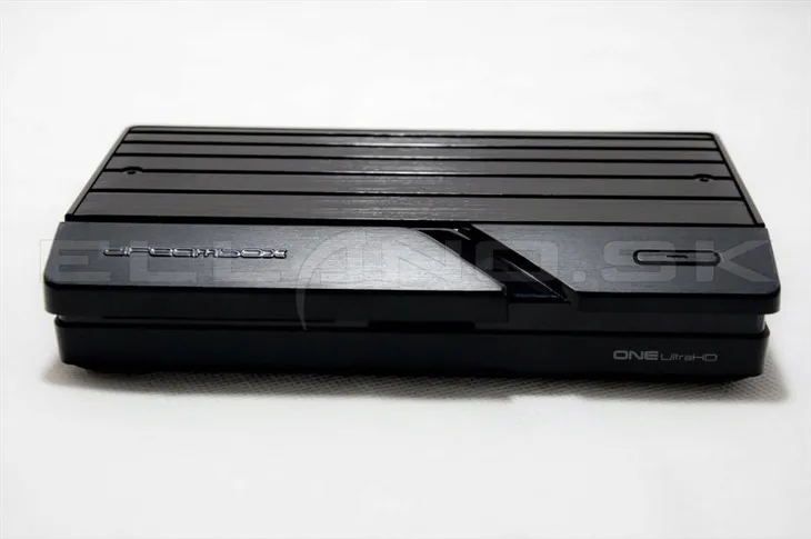 dekoder-dvb-c-dvb-s-dvb-s2-dvb-t-dvb-t2-dreambox-one-ultrahd-cechy-dodatkowe-pilot-zdalnego-sterowania