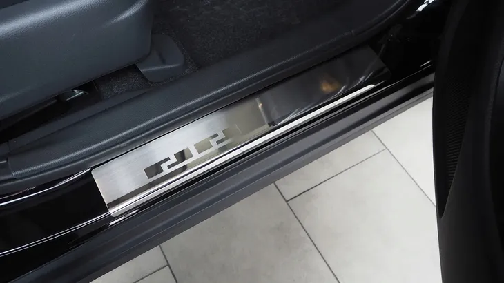 kia-ceed-iii-5d-2018-nakladki-progowe-progi-stan-nowy