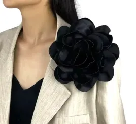 duza-broszka-kwiat-kwiatek-czarna-black-roza-atlasowa-kwiat-przypinka-20cm