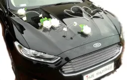 dekoracja-samochodu-ozdoby-na-auto-do-slubu-kwiaty
