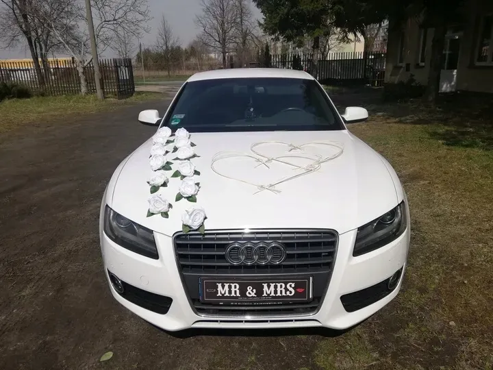 dekoracja-na-auto-slubne-ozdoby-na-samochod