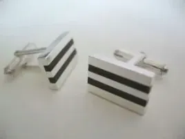 srebrne-spinki-do-mankietow-z-bursztynem-grawer