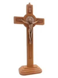 krzyz-stojacy-sw-benedykta-drewno-15cm-kb15p