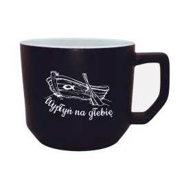 kubek-beczka-czarny-wyplyn-na-glebie