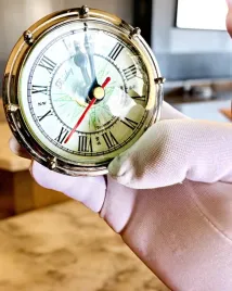 bailey-compass-clock-elegancki-zegar-z-motywem-kompasu-z-mozliwoscia-graw