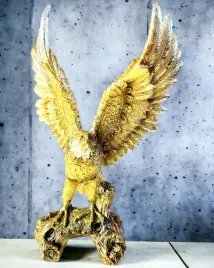 statuetka-zloty-orzel-z-opcja-personalizacji-dekoracja-z-zywicy