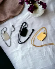 naszyjnik-z-dog-tag-trzy-odcienie-stylu-niesmiertelnik-elegancki-wisi