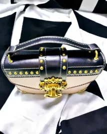 kwadratowa-jasno-fioletowa-torba-na-ramie-z-motywem-lwa-elegancka-torebka