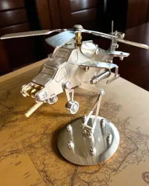 metalowy-model-helikoptera-skyrider-regulowany-stojak-biurkowy-z-person