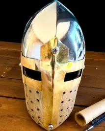 mini-helm-rycerski-guardian-z-mosiadzu-recznie-wykonany-12-cm-mozliwo