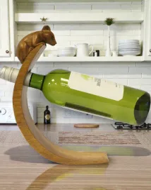 lesna-rownowaga-rzezbiony-balansujacy-uchwyt-na-wino-z-myszka