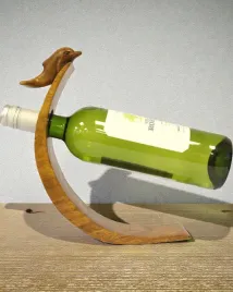 delfin-balansu-rzezbiony-uchwyt-na-wino-z-drewna-suar
