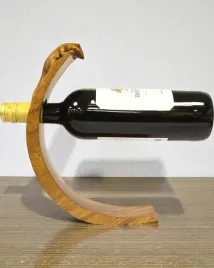 gekon-balance-artystyczny-balansujacy-uchwyt-na-wino-z-drewna-suar