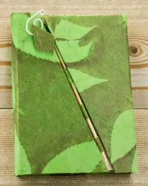 lokta-forest-whisper-z-bambusowym-zamknieciem-notatnik-15-12-cm-45-kar